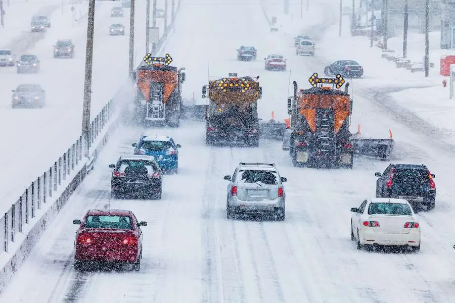 Opecao de remocao de neve nas estradas em tempo real