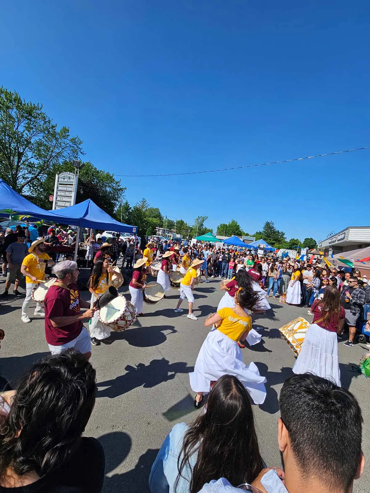Apresentação de Maracatu pelo grupo Raio de Ouro em Saint-Eustache, Quebec, em 03 de junho de 2023 - Fonte: Arquivo pessoal